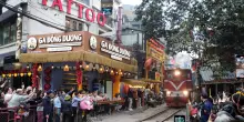 In Vietnam a rischio i treni della celebre Train Street