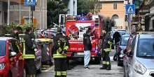 D&agrave; fuoco al padre e lo lascia morire tra le fiamme