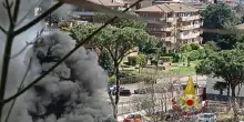 Bus in fiamme a Roma, coinvolto balcone di un palazzo