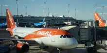 Easyjet aggrava le perdite, punta su domanda estiva