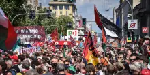 Pro-Pal bloccano il corteo del 25 aprile a Milano