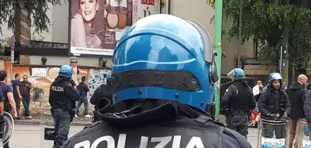 Corteo verso l'assemblea dell'Anci a Bologna, tafferugli e cariche