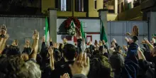 Strappa i manifesti per Ramelli, uomo aggredito nella notte a Milano