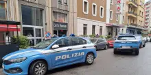 Ruba pistola e spara contro Volanti, Polizia risponde e lo ferisce