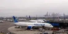 Un aereo United Airlines colpisce un palo della luce e un camion durante l'atterraggio