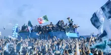 Festa scudetto, tutta Napoli applaude il bus dei giocatori