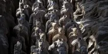 Cina, turista danneggia due guerrieri di terracotta a Xi'an