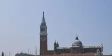 Striscione contro Bezos dal campanile San Giorgio a Venezia