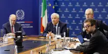 Israele attacca l'Iran. Tajani all'unità di crisi della Farnesina. Meloni convoca una riunione di governo