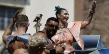 Sfila il Pride a Roma, madrina Rose Villain che sventola la bandiera della Palestina