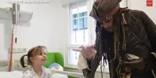 Madrid, Johnny Depp fa visita ai bambini malati in ospedale