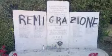 Sfregiata la lapide dei partigiani a Forte Bravetta a Roma