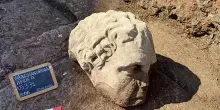 Dagli scavi del Foro Traiano emerge un'antica testa marmorea