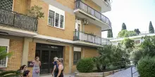 Condominio si mobilita per bimba, salta ancora prelievo coatto