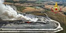 Incendio in impianto di rifiuti a Rosignano, colonna di fumo