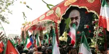 Folla ai funerali di Stato a Teheran per le vittime della guerra. 'A morte Israele, a morte l'America'