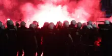 Tensione a Belgrado, scontri tra manifestanti e polizia