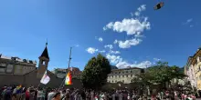 Migliaia di persone al primo Südtirolo Pride a Bolzano