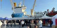 Migranti, nave Sea-Watch 5 è arrivata nel porto di Carrara