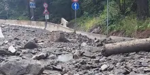 Frane sulla strada regionale di Cogne, paese isolato