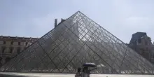 Ritrovato fuori dal Louvre un gioiello rubato