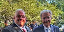 Foto con Prodi in Cina, bufera social su sindaco di Grosseto
