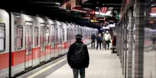 Semina il panico e accoltella due ragazzi nella metro, arrestato un quindicenne