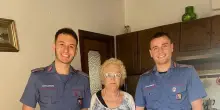 Festeggia 84 anni da sola, i carabinieri le fanno gli auguri