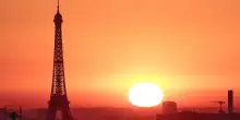 La morsa dell'afa in Europa, chiusa la Tour Eiffel