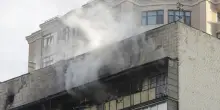 Edificio in fiamme a Kiev dopo attacco russo