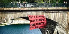 Attivisti ambiente giù da un ponte con striscione a Torino