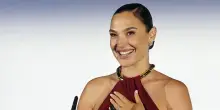 I divi al Lido fra glamour e polemiche, Gadot dà forfait