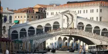 Gondoliere ferito a Venezia, sbilanciato da un'onda anomala
