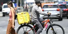 Glovo dovrà aumentare le tutele per i rider contro il caldo