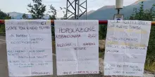 >ANSA-LA-STORIA/Strada chiusa, paese protesta contro istituzioni