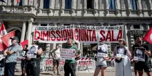A Milano protesta in piazza della Scala: 'La giunta Sala di dimetta'