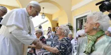 Il Papa visita una casa di riposo e saluta le centenarie