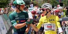 Tour: Pogacar tampona auto team Vingegaard prima del via