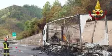 Camion a fuoco, riaperta la bretella Lucca-Viareggio