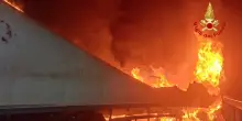 Camion in fiamme in A1, chiuso raccordo Direttissima in nord