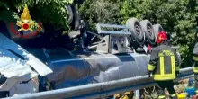Cisterna con benzina si ribalta su autostrada A12 in Toscana