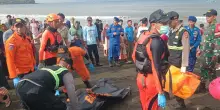 Affonda traghetto in Indonesia, quattro morti