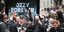 Birmingham saluta Ozzy Osbourne, in migliaia al corteo funebre
