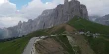 Le Dolomiti in affanno per l'assalto di auto e moto