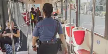 Aggressione razzista nel centro di Roma su bus di linea