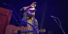 Neil Young dona la sua musica alla Groenlandia e si ritira da Amazon