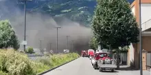 Maxi-incendio in un deposito di gomme a Merano