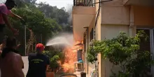 Grecia, un incendio raggiunge i sobborghi di Patrasso