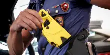 Morto per taser: medico legale, coca e scariche concausa decesso