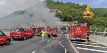 Caos in nodo autostrade Genova per incidente, distribuita acqua